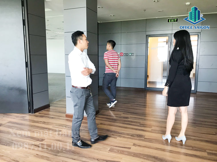 Nhân viên Office Saigon cùng quản lý hỗ trợ khách xem mặt bằng lầu 3