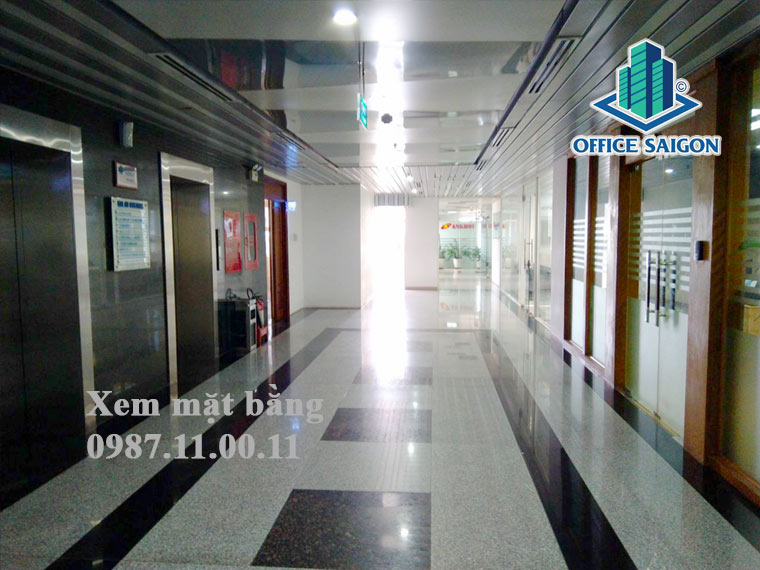 Hành lang đi lại giữ các văn phòng tại Hải Âu Building quận Tân Bình