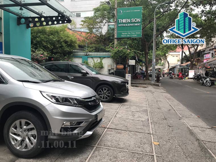 Bãi đậu xe trước toà nhà văn phòng cho thuê Thiên Sơn Building quận 3