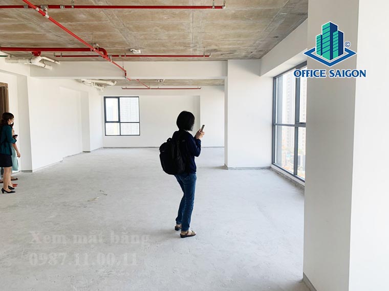 Khách khảo sát mặt bằng tại tầng 12 văn phòng cho thuê WorcQ2 building quận 2