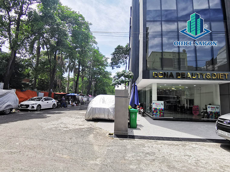 Bãi xe bên cạnh văn phòng cho thuê Dona Central quận 10