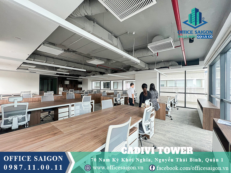 Khách xem view sàn cho thuê văn phòng tại toà nhà Cadivi Tower Quận 1