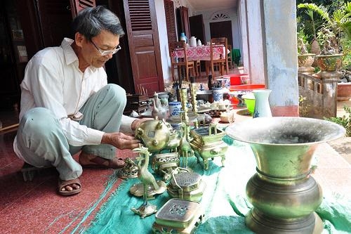 Lau dọn bàn thờ trước khi cúng ông Công ông Táo: Có nên hay không?
