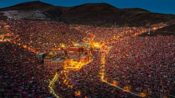'Thánh địa Phật giáo' Tây Tạng đẹp choáng ngợp trước khi phá dỡ