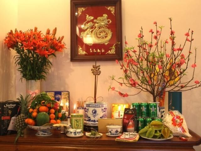 Tân trang bàn thờ gia tiên ngày Tết (1): Giữ lại hay tỉa chân hương cho có lộc?