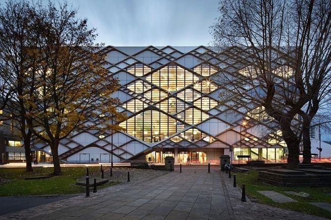 Tòa nhà kim cương đặc biệt tại trường đại học nước Anh