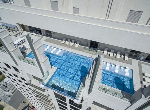 Bể bơi chung cư có đáy nhìn xuyên thấu từ tầng 42 xuống đường