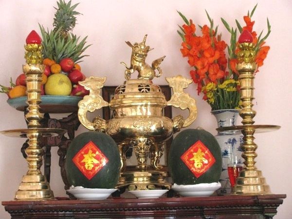 Loài hoa nào kiêng kỵ chưng trên bàn thờ trong dịp Tết
