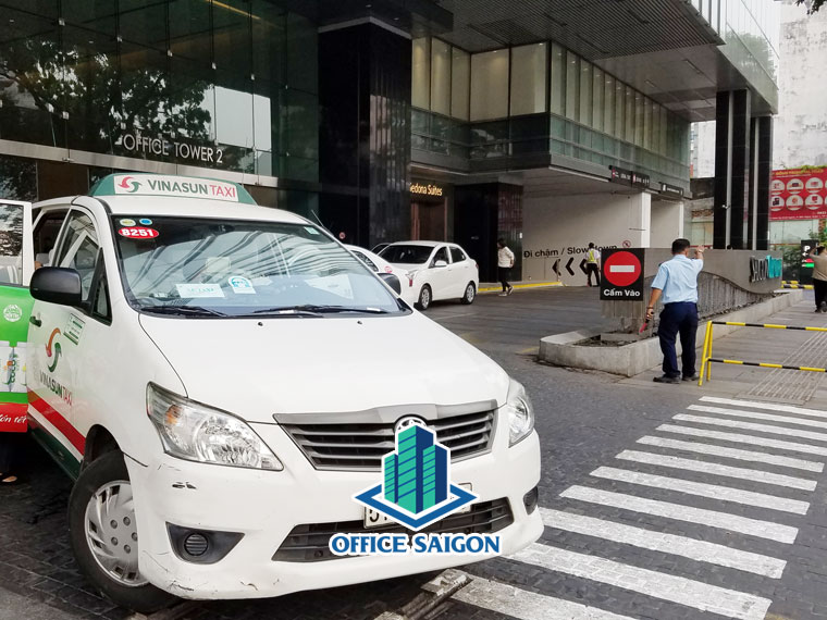 Phía trước tòa nhà Saigon Centre 2 xe hơi có thể dừng đưa rước khách