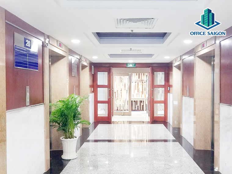 Nơi đợi thang máy tại Green Power, rộng rãi, thoáng đảng.