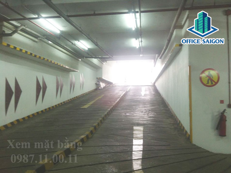 Lối đi xuống tầng hầm tại cao ốc Saigon Centre Tower