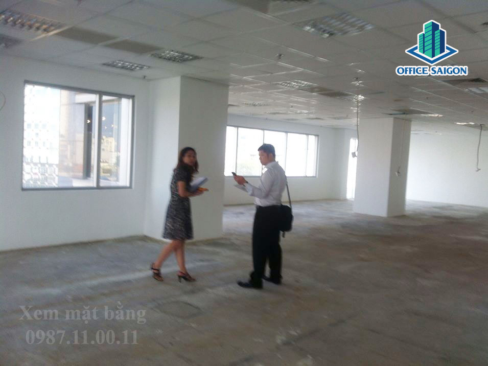 Chị quản lý tòa nhà saigon Centre 1 building hỗ trợ tư vấn khách
