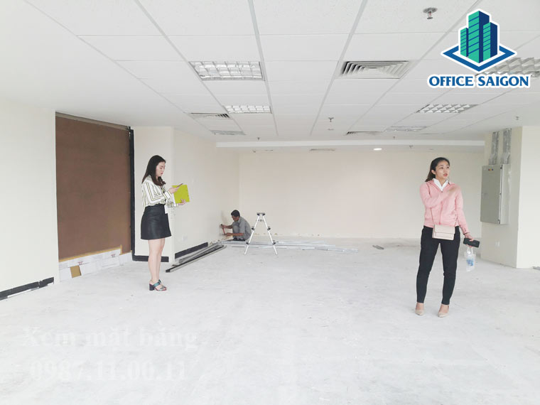 Nhân Viên Office Saigon hỗ trợ khách khác xem lại mặt bằng ở Petrovietnam