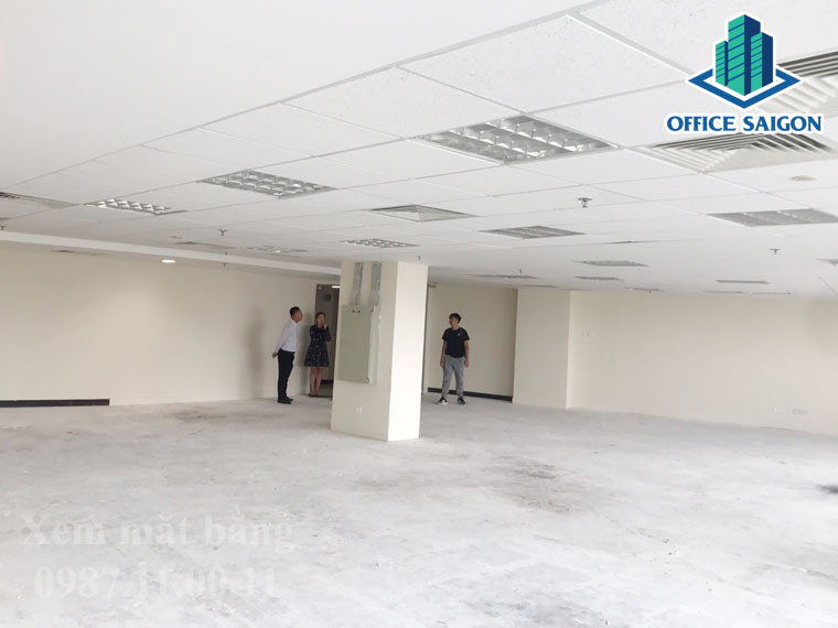 Nhân viên office saigon hỗ trợ khách xem thực tế mặt bằng tại Petro Việt Nam Building