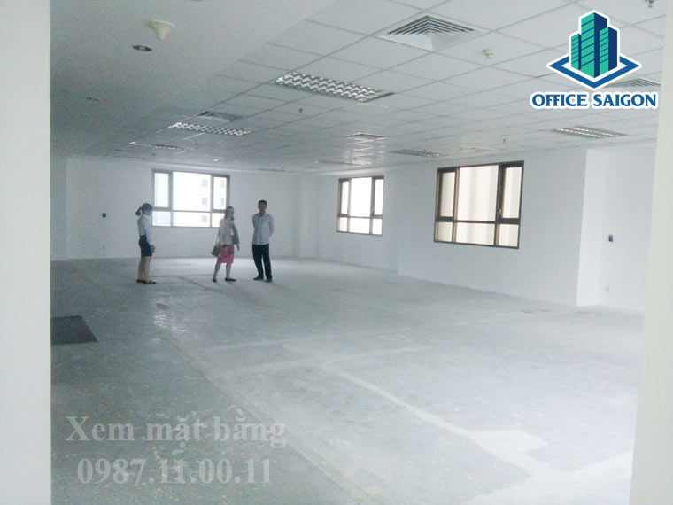 Chị quản lý Empire Tower đang hỗ trợ tư vấn khách