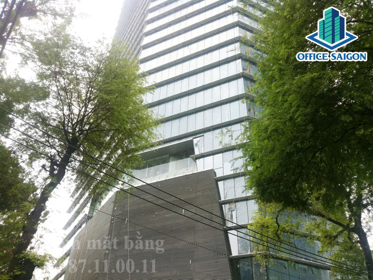 Tòa nhà Lim Tower xung quanh cây xanh rất mát mẽ và dễ chịu