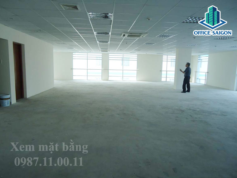 Nhân viên office Saigon hỗ trợ khách xem mặt bằng tại Resco building