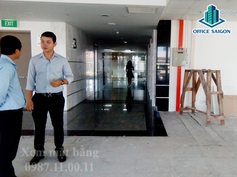 Anh quản lý đang hỗ trợ tư vấn khách hàng cùng Office Saigon tại An Phú building