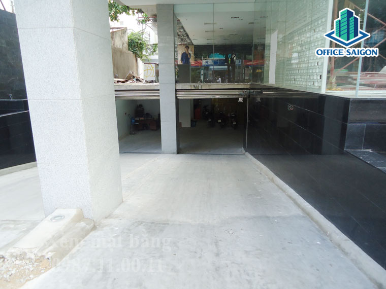 Lối đi vào tầng hầm tại cao ốc văn phòng Minh Long Tower