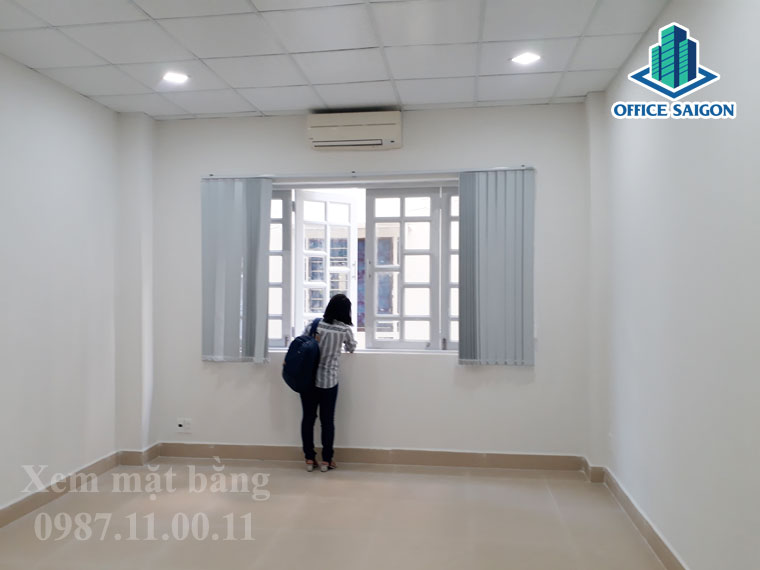 Nhân viên Office Saigon hỗ trợ khách xem diện tích 50m2