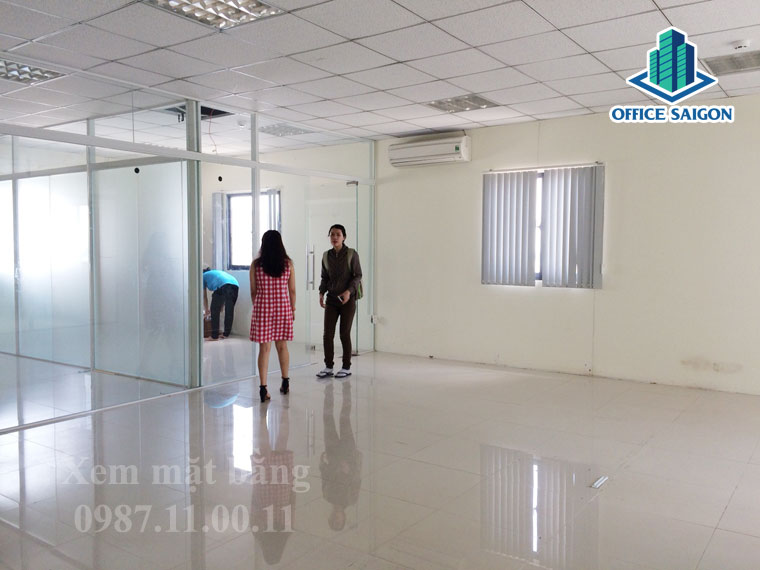 Nhân viên Office Saigon đang hỗ trợ khách xem văn phòng tại Yên Thế building