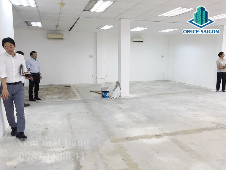 Khách xem mặt bằng cho thuê tại tòa nhà 3C building
