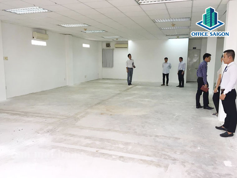 Nhân viên Office Saigon hỗ trợ khách xem mặt bằng tại 3C building