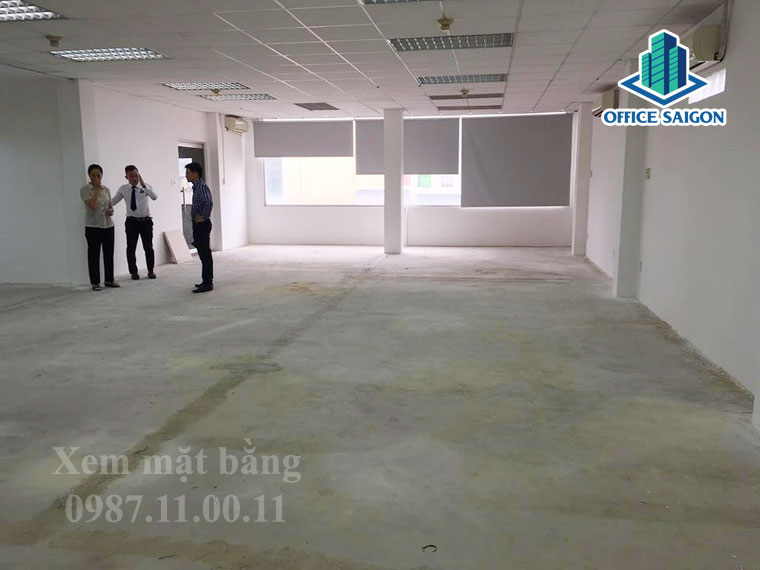 Quản lý tòa nhà cùng nhân viên Office Saigon đang tư vấn cho khách hàng