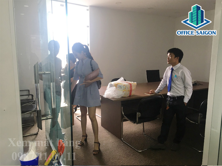 Nhân Viên Office Saigon đang hỗ trợ tư vấn khách tại OIIC building