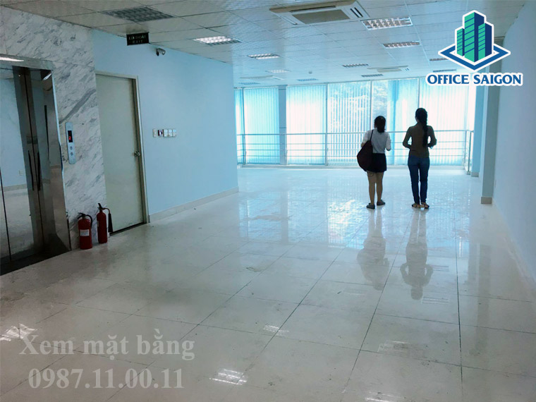 Thang máy tại tòa nhà OIIC tuy không lớn nhưng đáp ứng được lưu lượng đi lại