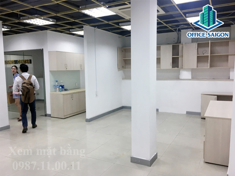Nhân viên Office Saigon cùng quản lý hỗ trợ khách xem mặt bằng