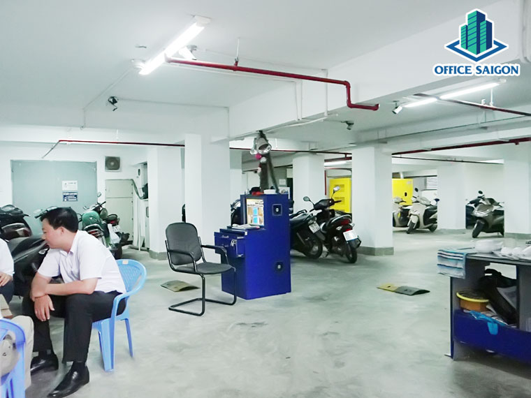 Hầm xe tại Sumikura building thoáng đãng, rộng rãi