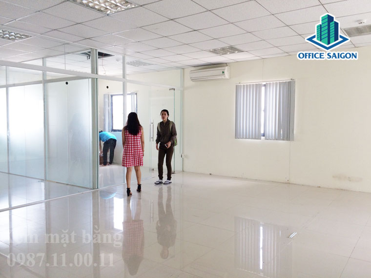 Quản lý tòa nhà Thuận Việt building đang hỗ trợ tư vấn khách hàng