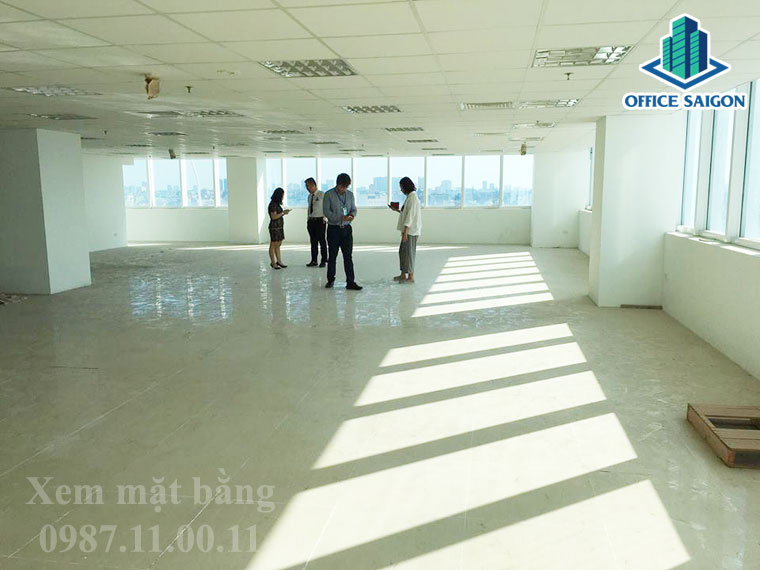 Nhân viên Office Saigon hỗ trợ khách xem mặt bằng tại SCSC building
