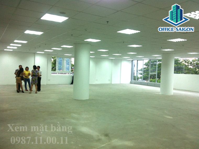 Nhân viên Office Saigon hỗ trợ khách xem mặt bằng tại CT In building