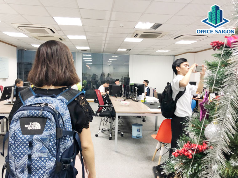 Nhân viên Office Saigon hỗ trợ khách xem diện tích 72m2 cho thuê tại Hồng Anh building
