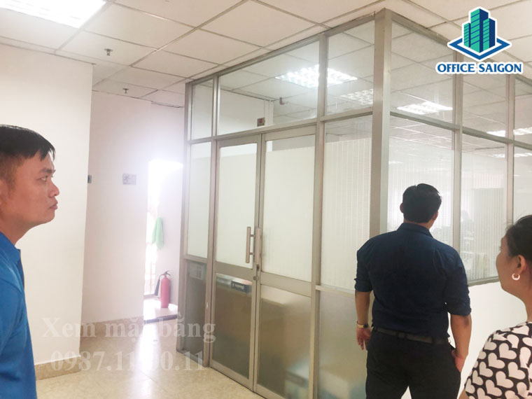 Khách hàng xem diện tích 40m2 tại tòa nhà HHM building