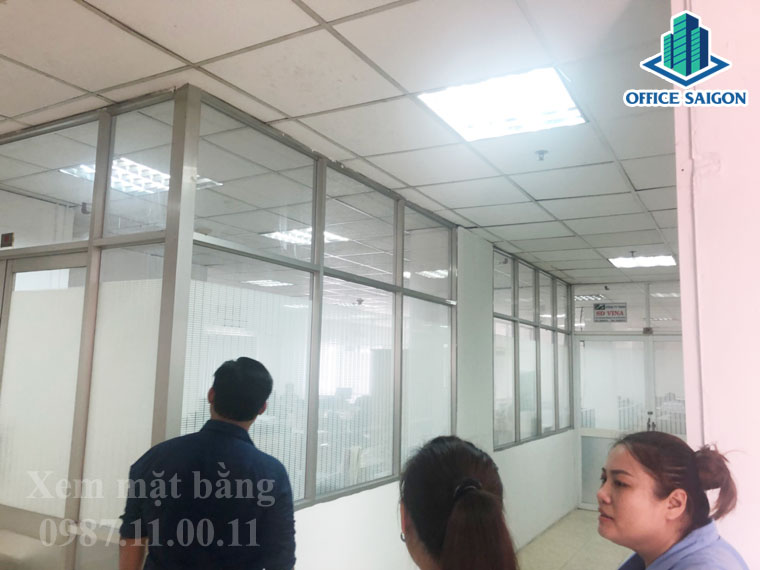 Nhân viên Office Saigon hỗ trợ khách xem mặt bằng tại HHM building Tân Bình