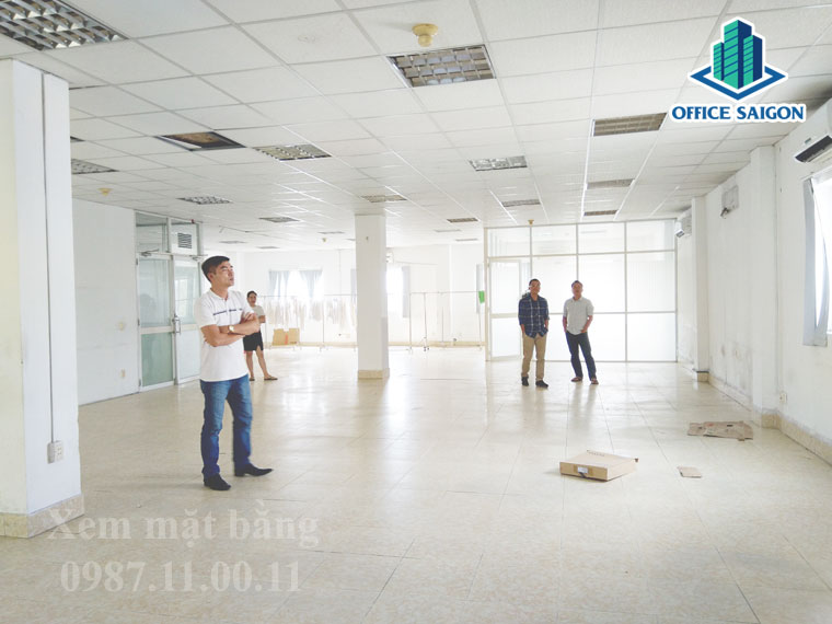 Nhân Viên Office Saigon cùng quản lý hỗ trợ tư vấn khách xem 150m2 tại HHM building