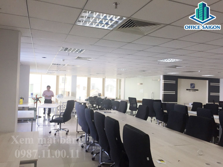 Nhân viên Office Saigon hỗ trợ khách xem mặt bằng tại Đại Dũng building