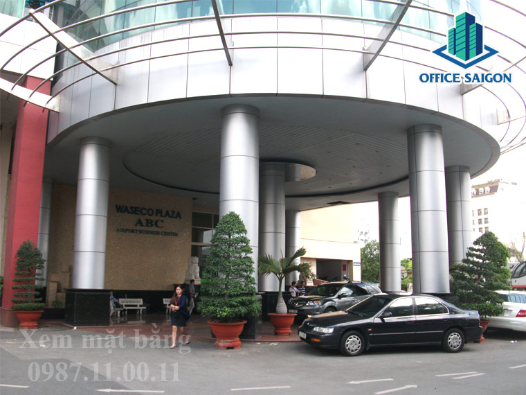 Khu vực xe đậu trước tòa nhà Waseco building