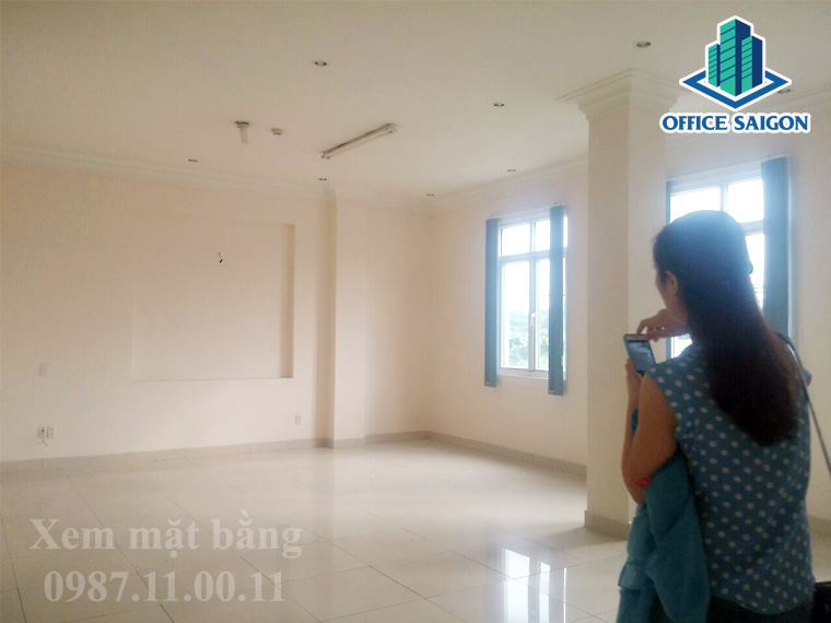 Nhân viên Office Saigon hỗ trợ khách hàng xem diện tích 70m2 tại Thăng Long building