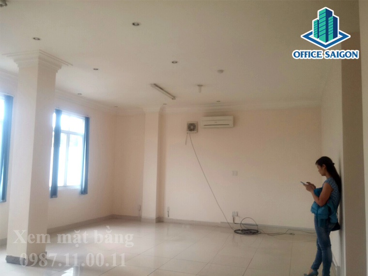 Khách xem mặt bằng thực tế tại tòa nhà Thăng Long building