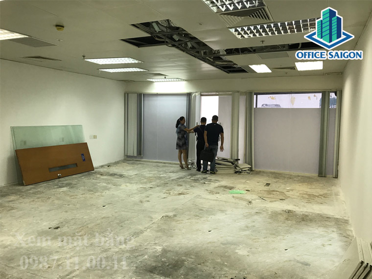 Nhân viên Office Saigon và quản lý hỗ trợ khách xem mặt bằng tại Hải Âu building