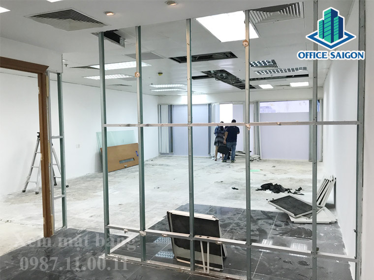 Một văn phòng khách vừa thuê đang tiến hành setup tại Hải Âu building