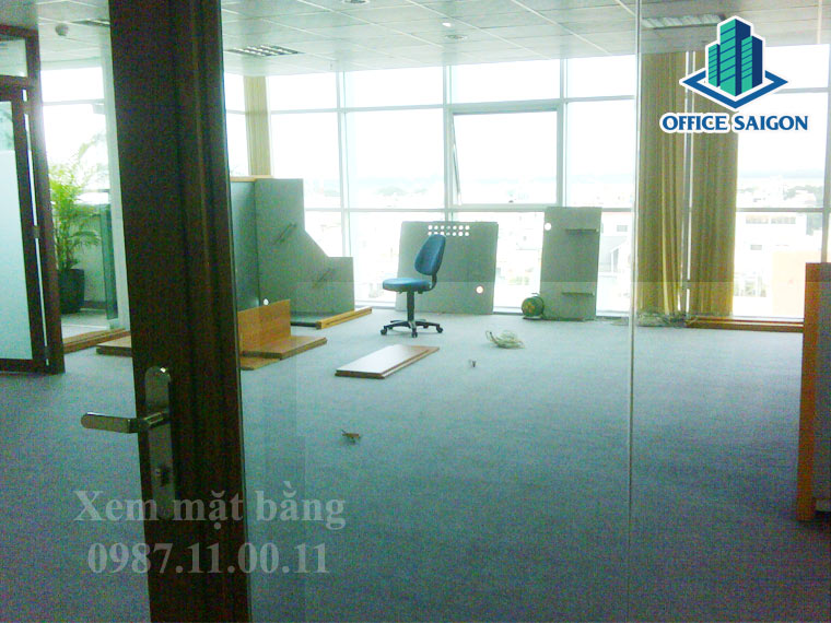 Một văn phòng vừa trả vẫn còn thảm lót sàn, fitout vẫn còn