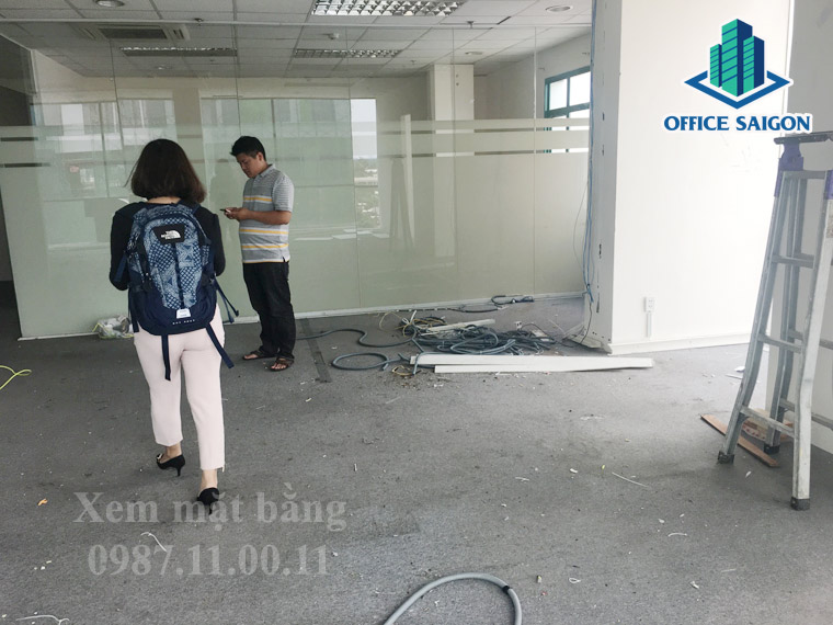 Nhân viên Office Saigon hỗ trợ khách xem mặt bằng thực tế tại DTC building