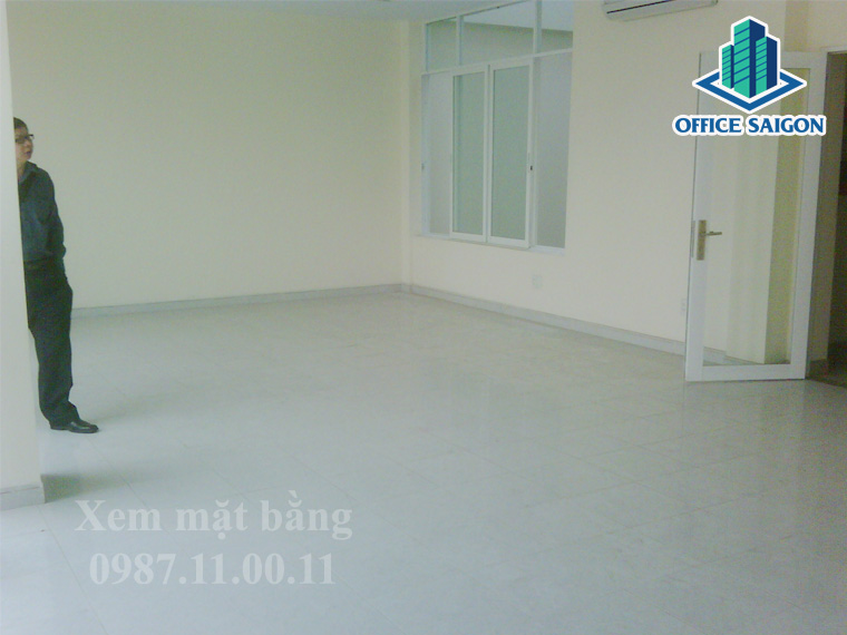 Nhân Viên Office Saigon hỗ trợ khách xem mặt bằng tại Blue Berry building