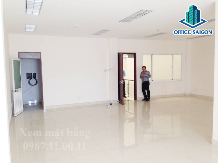 Nhân viên Office Saigon hỗ trợ khách xem mặt bằng thực tế 90m2 lầu 3