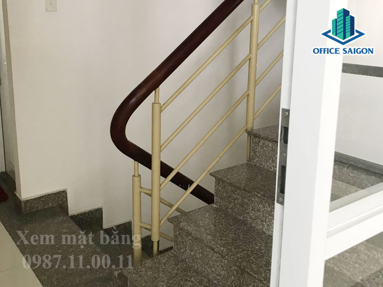 Thang thoát hiểm tại tòa nhà Đại Nguyên building khá thông thoáng